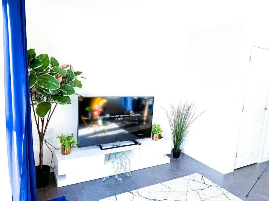 Contractors, Families, Tourists & Groups Welcome Sleeps Upto 9, Garden, Pet Allowed, Parking Included! Бирмингем Экстерьер фото