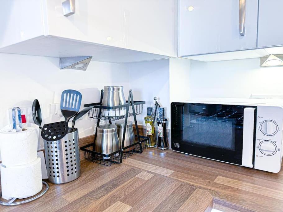 Contractors, Families, Tourists & Groups Welcome Sleeps Upto 9, Garden, Pet Allowed, Parking Included! Бирмингем Экстерьер фото