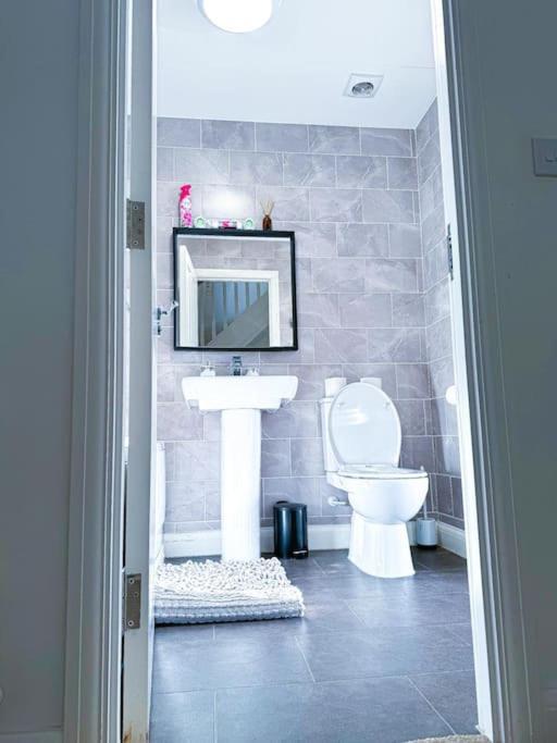 Contractors, Families, Tourists & Groups Welcome Sleeps Upto 9, Garden, Pet Allowed, Parking Included! Бирмингем Экстерьер фото